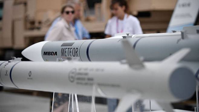 미티어 미사일 모형이 전시되어 있다. 게티이미지