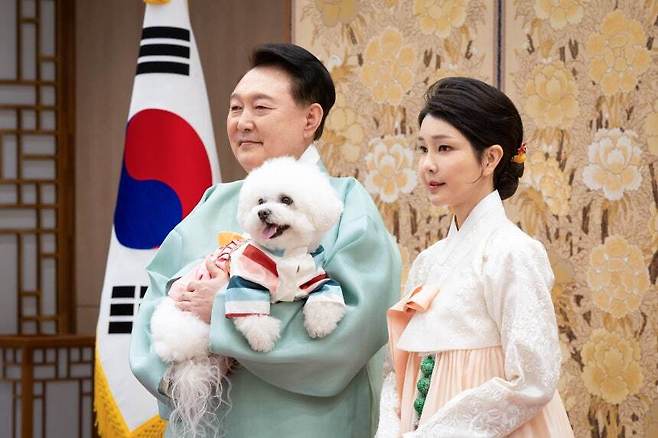 지난해 추석을 앞두고 윤석열 전 대통령과 부인 김건희씨가 한가위 명절 인사 영상을 촬영하고 있다. 연합뉴스