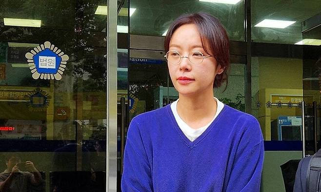 배우 황정음이 9월 25일 제주시 이도2동 제주지방법원에서 취재진 질문에 대답하고 있다. 뉴스1