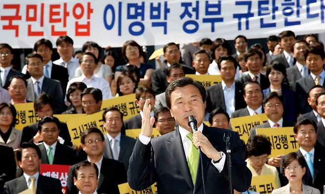 지난 2008년 5월 29일 당시 통합민주당 손학규, 박상천 대표 등 지도부와 당직자들이 국회 본관 앞에서 쇠고기 장관고시 규탄대회를 열고 "미국산 쇠고기 수입 장관고시는 국민을 무시하고 국민을 탄압하는 것이라며 장관고시 방침을 즉각 중단하라"고 주장하고 있다. 연합뉴스