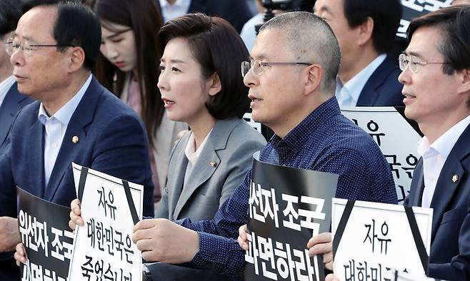 지난 2019년 9월 16일 당시 자유한국당 황교안 대표가 청와대 앞 분수대 광장에서 '조국 법무부 장관 파면 촉구' 삭발식 후 농성을 하고 있다. 연합뉴스