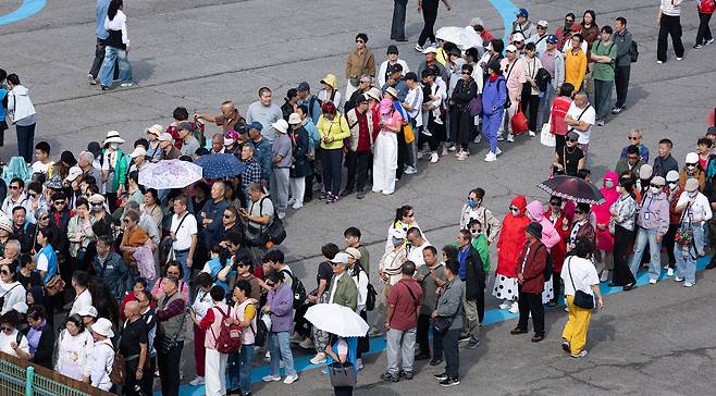 중국 단체관광객의 무비자 입국이 시작된 지난달 29일 크루즈를 타고 방한한 중국인 관광객들이 인천 중구 인천항에서 줄지어 서있다. 인천=뉴스1