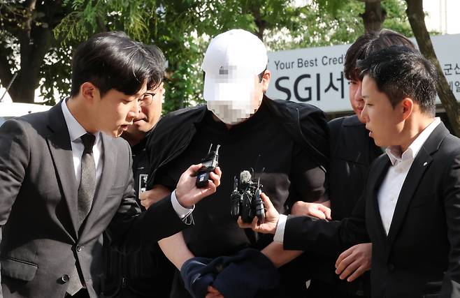 여자친구를 살해한 뒤 시신을 유기한 혐의를 받는 40대 남성이 지난달 30일 구속 전 피의자 심문(영장실질심사)를 위해 전주지방법원 군산지원으로 들어가고 있다. 군산=연합뉴스