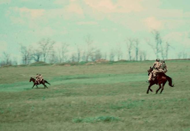 러시아군 병사들이 우크라이나 전선의 들판에서 말을 타고 기동 훈련을 펼치고 있다. 워곤조 텔레그램