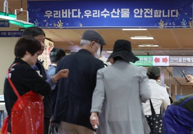 일본 도쿄전력이 후쿠시마 오염수 2차 해양 방류를 시작한 2023년 10월 5일 오후 서울 동작구 노량진수산시장에 ‘우리 수산물이 안전하다’는 내용의 현수막이 걸려 있는 모습. 연합뉴스