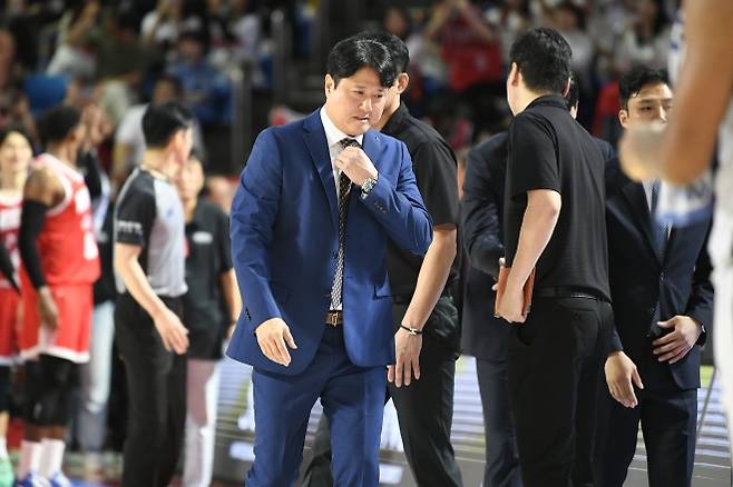 문경은 수원 kt 감독이 5일 서울 잠실학생체육관에서 열린 2025~26 프로농구 정규시즌 서울 SK와의 원정 경기에서 패배한 뒤 퇴장하고 있다. KBL 제공