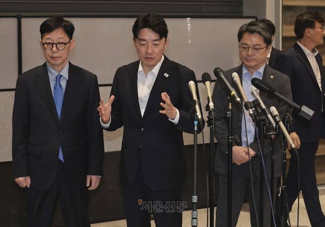 미국 조지아주에서 이민단속으로 체포·구금됐다 풀려난 현대차그룹-LG에너지솔루션 합작 배터리공장 건설 현장 직원들이 12일 오후 인천국제공항 제2여객터미널로 귀국한 가운데 강훈식 대통령 비서실장(가운데)이 취재진의 질문에 답하고 있다. 2025.9.12 홍윤기 기자