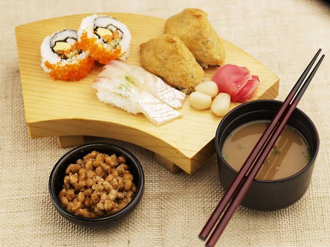 낫토와 함께 즐기는 초밥. 아이클릭아트