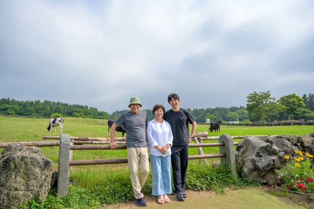이원철(왼쪽부터), 양혜숙 대표와 이원신 총괄이사. 사진 제공=아침미소목장
