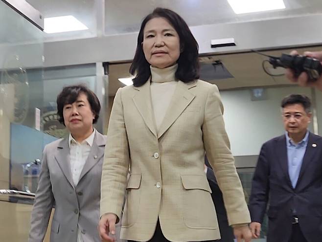 석방된 이진숙 전 방송통신위원장이 4일 오후 서울 영등포경찰서를 나서고 있다. ⓒ연합뉴스