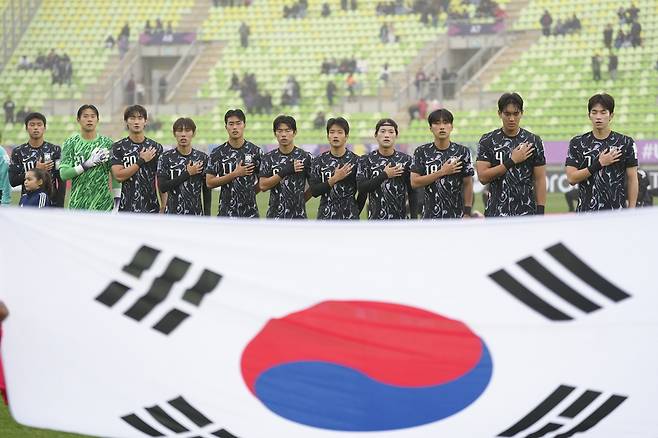 U-20 축구 대표팀 선수들이 지난 3일(현지시간) 파나마와의 2025 U-20 월드컵 조별리그 최종전에 앞서 애국가를 따라 부르고 있다. EPA연합뉴스