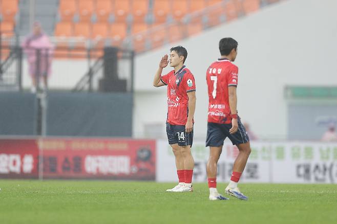 김천 상무 이동경이 5일 울산 HD와의 K리그1 2025시즌 32라운드에서 골을 넣은 뒤 거수 경례 세리머니하고 있다. 프로축구연맹 제공