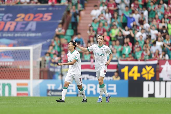 대전 하나시티즌 마사(왼쪽)가 5일 포항 스틸러스와의 K리그1 2025시즌 32라운드 원정 경기에서 골을 넣은 뒤 동료 안톤의 축하를 받고 있다. 프로축구연맹 제공