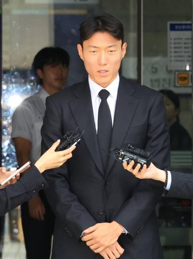 ▲ 축구선수 황의조씨가 4일 서울 서초구 서울중앙지법에서 열린 성폭력범죄의 처벌 등에 관한 특례법 위반(카메라 등 이용촬영) 혐의 2심 선고재판에서 징역형 집행유예 선고를 받고 법원을 나서며 기자의 질문에 답하고 있다. ⓒ연합뉴스