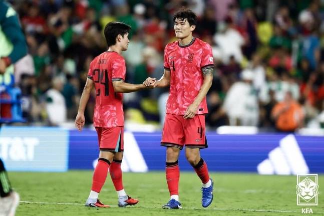 ▲ 지난 시즌 아킬레스건 문제로 고전했던 김민재가 또다시 부상으로 쓰러지자 독일 현지에서도 긴장감이 고조됐지만, 다행히도 빠른 복귀가 가능하다는 전망이 나왔다. 하지만 이번에는 어깨까지 통증을 호소하면서 10월 A매치 소집을 앞둔 리그 경기에 결장해 우려를 안긴다. ⓒ대한축구협회