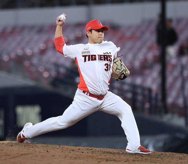 ▲ 한때 KIA 불펜의 필승조로 활약했던 박준표는 최근 불펜 경쟁에서 밀리면서 결국 정들었던 팀을 떠난다 ⓒKIA타이거즈