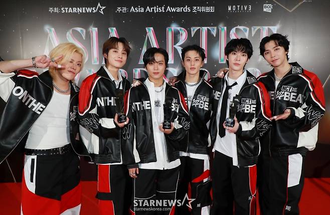 그룹 NCT 127이 27일 오후 태국 방콕 임팩트 챌린저 홀 1-2(IMPACT Challenger Hall 1-2)에서 진행된 '제9회 아시아 아티스트 어워즈'(The 9th Asia Artist Awards, 이하 'AAA 2024')에서 AAA 베스트 아티스트, 올해의 무대, 베스트 초이스(도영)상을 수상한 뒤 포즈를 취하고 있다.  /2024.12.27 /사진=이동훈 photoguy@