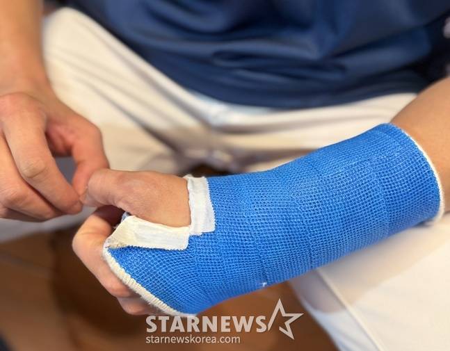 NC 최정원이 왼손에 깁스를 하고 있다. /사진=양정웅 기자