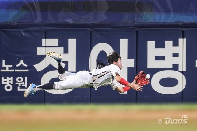 NC 최정원이 다이빙캐치로 타구를 잡아내고 있다. /사진=NC 다이노스 제공
