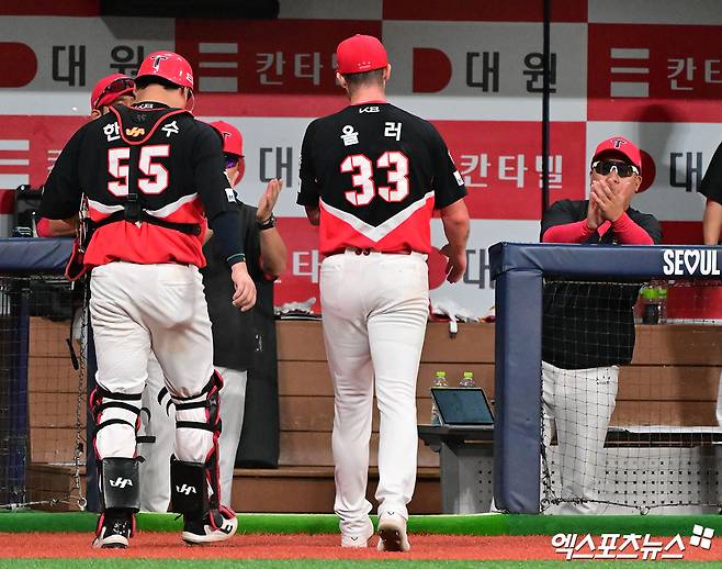 24일 오후 서울 구로구 고척스카이돔에서 열린 '2025 신한 SOL Bank KBO리그' KIA 타이거즈와 키움 히어로즈의 경기, KIA 이범호 감독이 올러에게 박수를 보내고 있다. 엑스포츠뉴스 DB