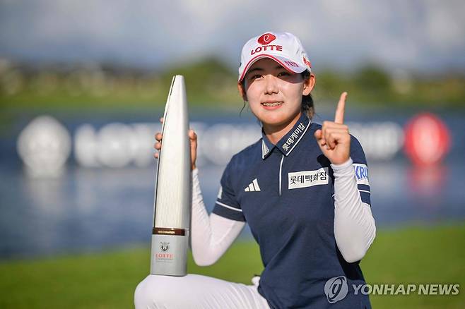 우승 트로피 들고 포즈 취하는 황유민 [게티이미지/AFP=연합뉴스]