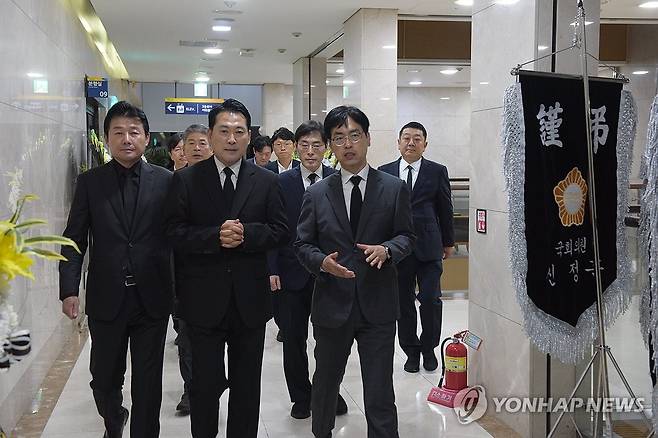 숨진 행안부 공무원 빈소 찾은 장동혁 대표 (세종=연합뉴스) 장동혁 국민의힘 대표가 4일 오후 세종시 한 장례식장에 마련된 국가전산망 장애 업무를 담당하다가 극단적인 선택을 한 행정안전부 공무원의 빈소에 들어서고 있다. [세종시 제공. 재판매 및 db 금지]
2025.10.4 youngs@yna.co.kr