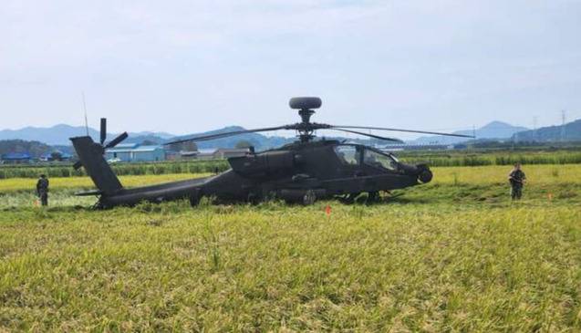지난달 29일 낮 12시 20분, 전북 부안군 백산면 논 한가운데 미군 아파치 헬기 한 대가 불시착한 모습. / 피해를 입은 부안군 백산면 농민 김모 씨(가명·부안읍) 제공