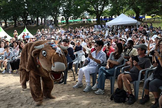 ▲ 하회별신굿탈놀이, 봉산탈춤, 강령탈춤, 가산오광대 등 전국의 전통 탈춤이 잇따라 무대에 오르며 세대를 아우르는 감동을 전했다.