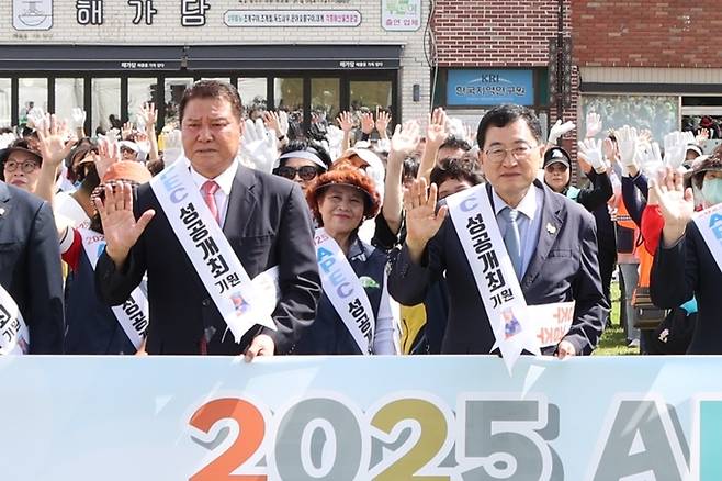 ▲ 정석호 이사장(왼쪽)이 지난달 23일 열린 'APEC 시민자원봉사단 손님맞이 새 단장의 날' 행사에서 주낙영 경주시장과 함께 친절문화를 다지고 있다.
