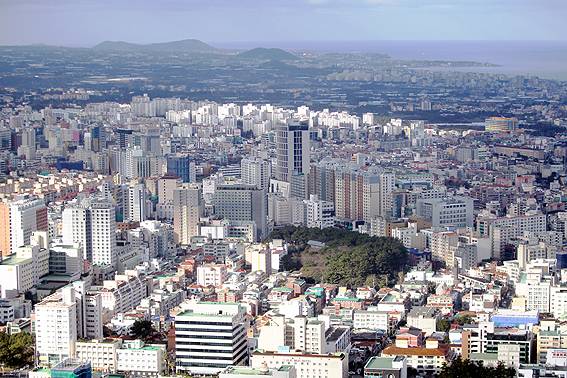 제주도의 경우 시내버스 요금과 상수도 요금은 다른 지역에 비해 싼 편이나, 도시가스 요금과&nbsp;하수도 요금은 상대적으로 비싼 편인 것으로 나타났다. 사진은 제주시 전경.