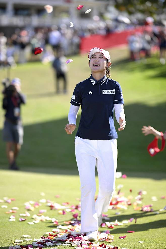 시상식 입장하는 황유민.(사진=AFPBBNews)