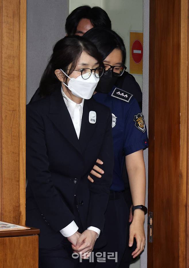 도이치모터스 주가조작과 명태균 공천개입, 통일교 청탁·뇌물 수수 의혹 혐의 등으로 구속기소 된 김건희 씨가 24일 오후 서울 서초구 서울중앙지방법원에서 열린 첫 재판에 출석하고 있다. (사진=공동취재단)