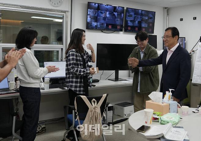 6일 하남시청 상황실을 방문한 이현재 하남시장이 추석 당일 근무자들을 격려하고 감사 인사를 전하고 있다.(사진=하남시)