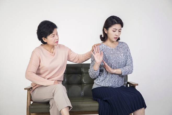 요즘 시어머니와 며느리의 역학관계는 과거와 달라져 며느리 눈치를 보는 시어머니들이 늘고 있다. 사진=클립아트코리아