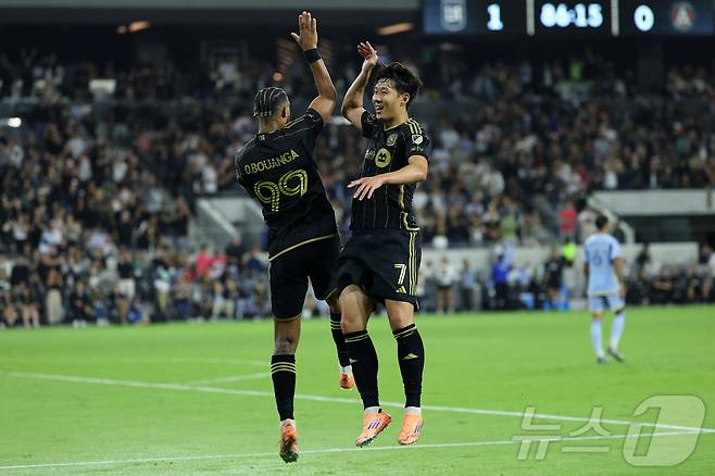 손흥민(오른쪽)과 부앙가 ⓒ 로이터=뉴스1