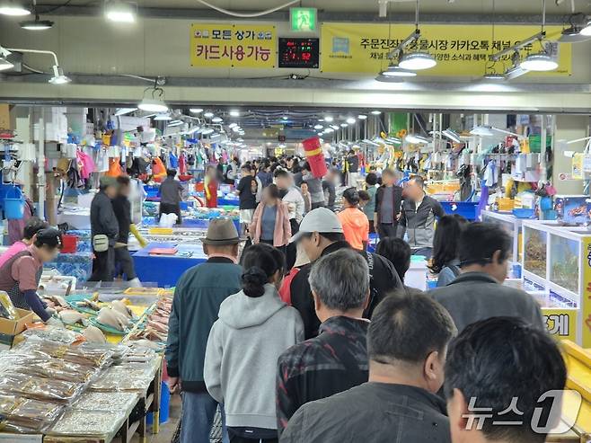 추석 명절인 6일 강원 동해안 최대 어항인 주문진항 수산시장에 횟감을 사려는 방문객들로 가득하다. 2025.10.6/뉴스1 윤왕근 기자