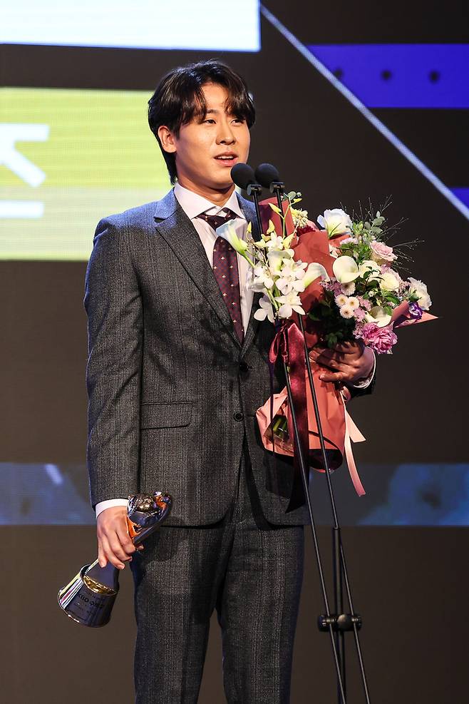 KIA 박찬호가 2024 KBO 수비상을 수상한 후 소감을 남기고 있다. 사진 | KIA 타이거즈