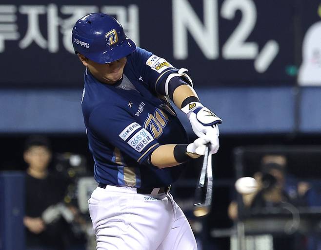 NC 김형준이 1일 서울 잠실구장에서 열린 2025 KBO리그 LG와 경기에서 적시타를 치고 있다. 사진 | 잠실=연합뉴스
