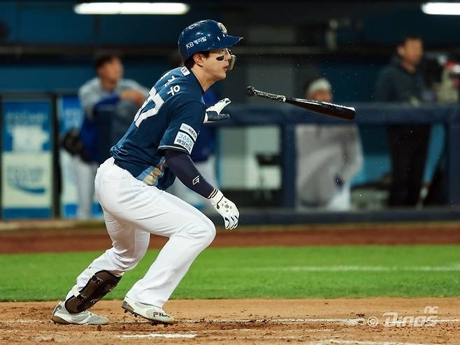 박건우가 안타를 치고 출루하고 있다. 사진 | NC 다이노스