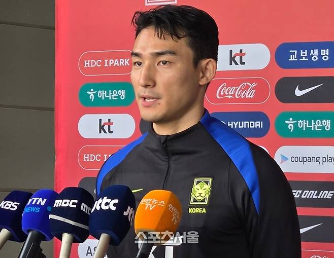 축구대표팀 수비수 조유민이  6일 고양종합운동장 보조경기장에서 시행한 축구대표팀 소집 첫날 훈련에 앞서 취재진과 만나 인터뷰하고 있다. 사진 | 고양=김용일 기자