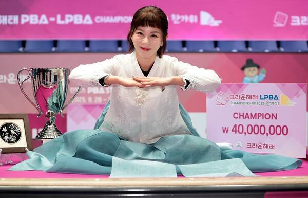 5일 경기도 고양시 고양 킨텍스 PBA 스타디움에서 열린 프로당구 2025-26시즌 5차투어 '크라운해태 PBA-LPBA 챔피언십 한가위' LPBA 결승전서 임경진(하이원리조트)을 상대로 풀세트 접전 끝에 세트스코어 4-3으로 꺾고 정상에 오른 김가영이 포즈를 취하고 있다. /사진=LPBA