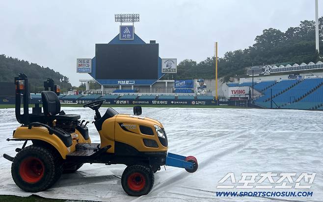 6일 대구 삼성라이온즈파크에서 열린 NC와 삼성의 와일드카드 1차전, 그라운드에 비가 내려 방수포가 설치되어 있다. 대구=허상욱 기자wook@sportschosun.com/2025.10.06/