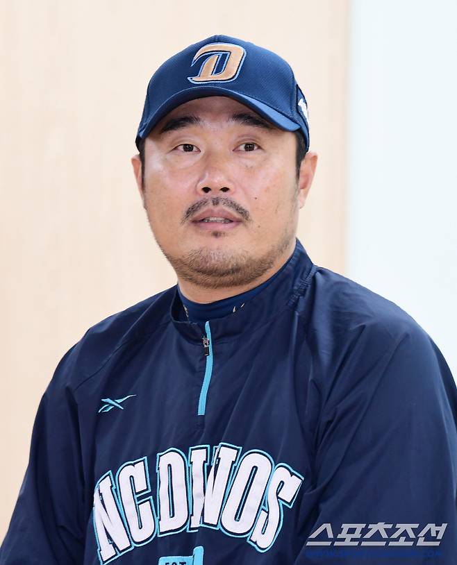 6일 대구 삼성라이온즈파크에서 열린 NC와 삼성의 와일드카드 1차전. 인터뷰를 하고 있는 NC 이호준 감독. 대구=송정헌 기자songs@sportschosun.com/2025.10.06/