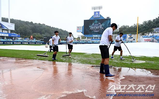 6일 대구 삼성라이온즈파크에서 열린 NC와 삼성의 와일드카드 1차전, 그라운드에 비가 내려 경기운영요원들이 물기 제거작업을 하고 있다. 대구=허상욱 기자wook@sportschosun.com/2025.10.06/
