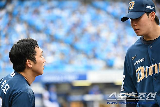 6일 대구 삼성라이온즈파크에서 열린 NC와 삼성의 와일드카드 1차전, NC 구창모가 7회말 투구를 앞두고 워밍업을 하는 김영규에게 이야기를 하고 있다. 대구=허상욱 기자wook@sportschosun.com/2025.10.06/