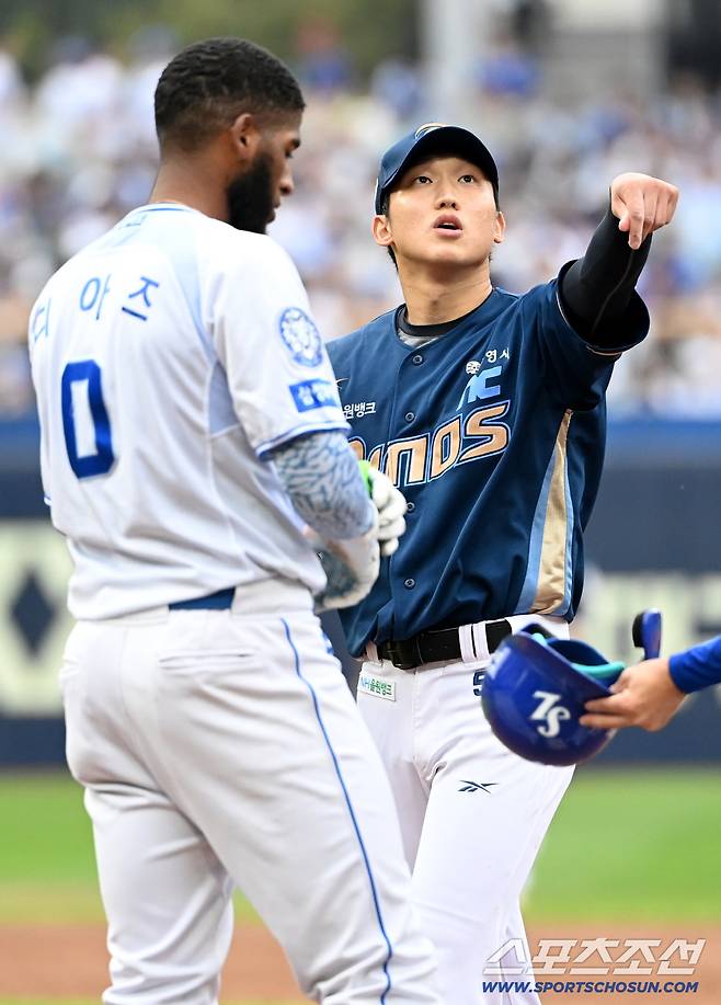 6일 대구 삼성라이온즈파크에서 열린 NC와 삼성의 와일드카드 1차전, 6회말 2사 1루 NC 구창모가 삼성 디아즈를 1루 땅볼로 처리한 뒤 더그아웃으로 향하고 있다. 대구=허상욱 기자wook@sportschosun.com/2025.10.06/