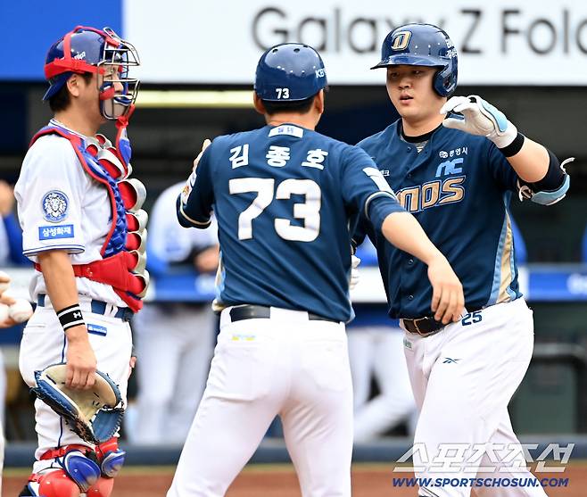 6일 대구 삼성라이온즈파크에서 열린 NC와 삼성의 와일드카드 1차전, 5회초 NC 김형준이 솔로홈런을 치고 기쁨을 나누고 있다. 대구=허상욱 기자wook@sportschosun.com/2025.10.06/