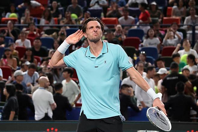 승리 세리머니를 하고 있는 린더크네쉬