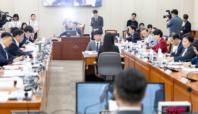 지난달 25일 국회에서 열린 행정안전위원회 전체회의. /뉴스1