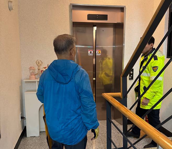 이날 길을 잃고 강변북로를 배회하던 70대 노인 권모씨를 경찰이 가족에게 무사히 인계하고 있다./마포경찰서